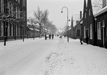 831908 Gezicht in het Ondiep te Utrecht met links de 2e Utrechtse Industrie- en Huishoudschool (Ondiep 63), in de sneeuw.
